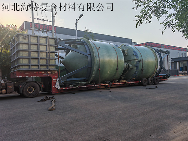 带爬梯护栏玻璃钢储罐发货